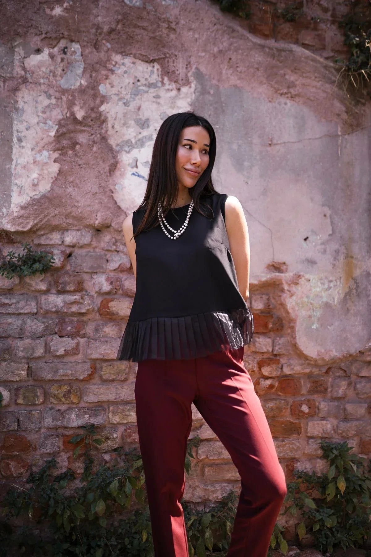 Siyah Peplum Bluz – İnci Detaylı, Hafif Kabarık Kol, Feminen Form | FRN LINE