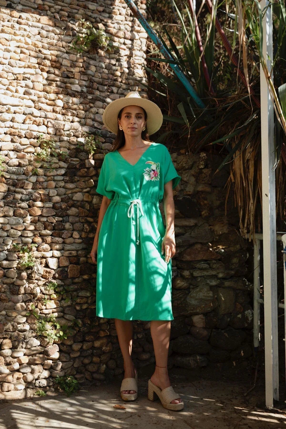 Yeşil Nakış Detaylı Elbise – Yazlık Kordon Bağlamalı, Günlük Stil | FRN LINE