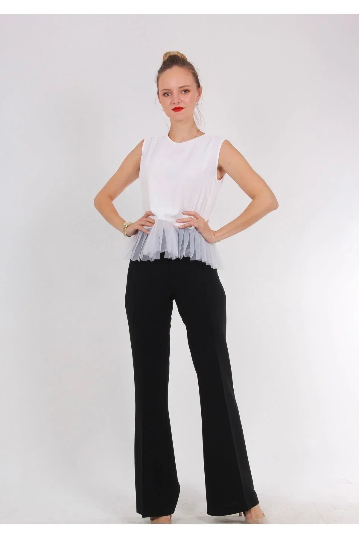 Beyaz Peplum Bluz – İnci Düğmeli, V Yaka, Zarif Günlük Parça | FRN LINE