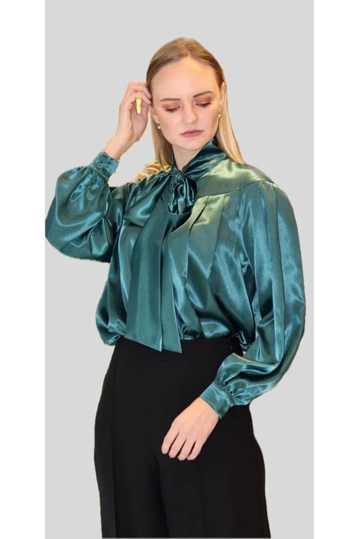 Zümrüt Yeşili Kadın Bluz – Minimal Form, Yumuşak Dokulu Kumaş | FRN LINE