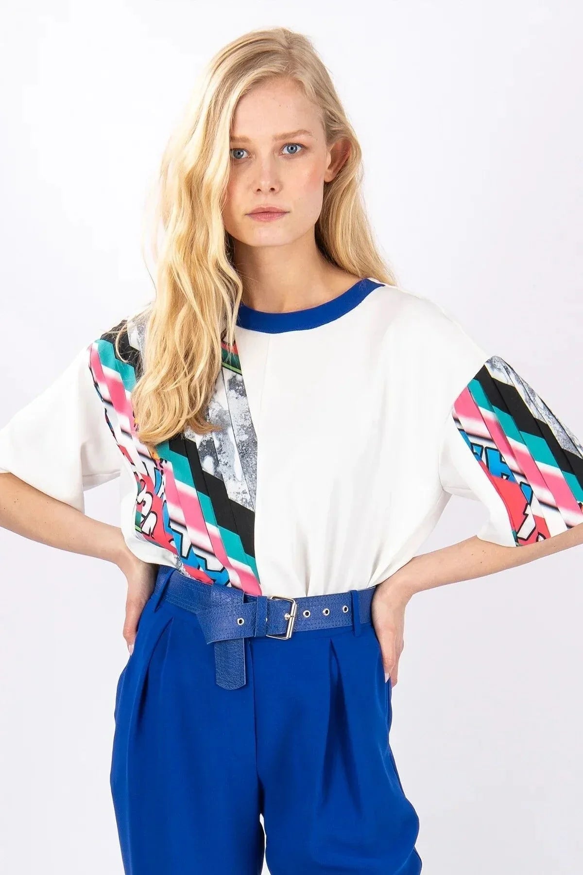 Mavi Desenli Asimetrik Kadın Bluz – Kısa Kollu, Hafif Oversize | FRN LINE