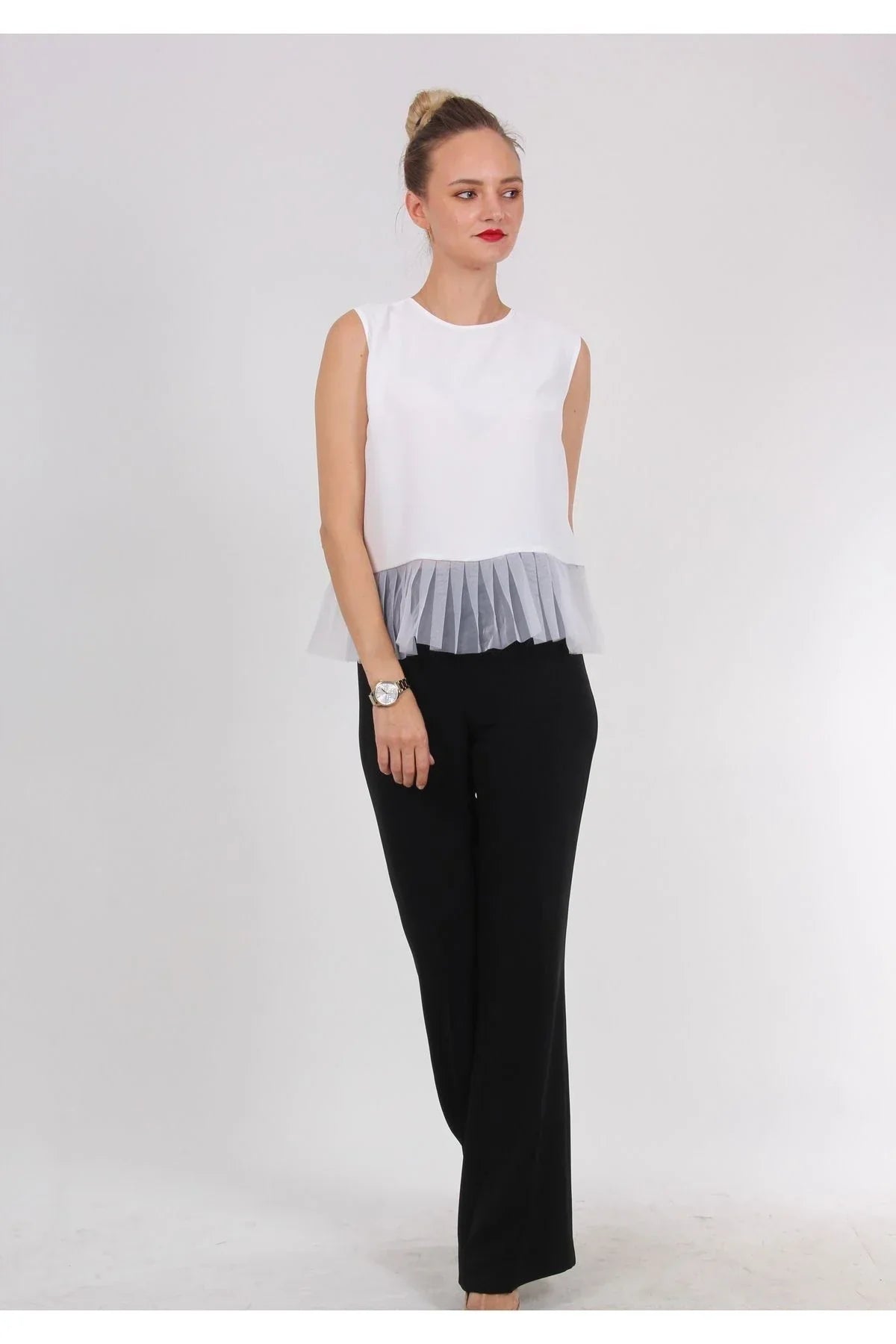 Beyaz Peplum Bluz – İnci Düğmeli, V Yaka, Zarif Günlük Parça | FRN LINE