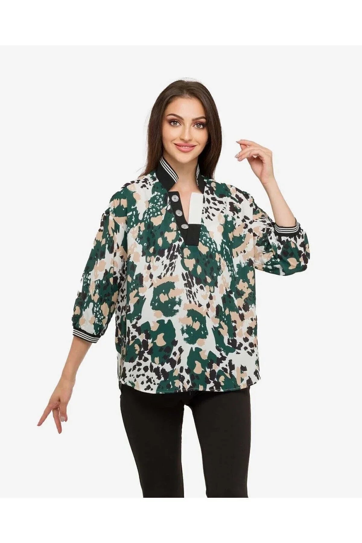 Yeşil Leopar Desenli Bluz – Hafif Yırtmaç Detaylı, Günlük Stil | FRN LINE