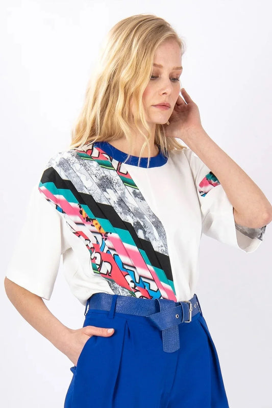 Mavi Desenli Asimetrik Kadın Bluz – Kısa Kollu, Hafif Oversize | FRN LINE